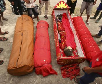 Ölülerini mezardan çıkarıp giydiriyorlar! - Resim: 3