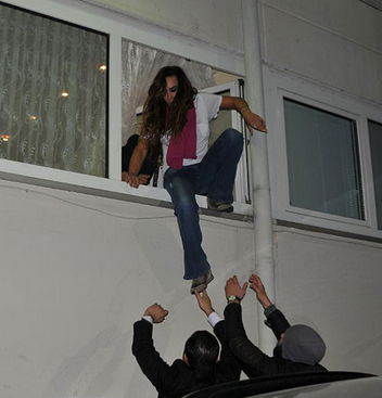 Asena çareyi camdan kaçmakta buldu - Resim: 2