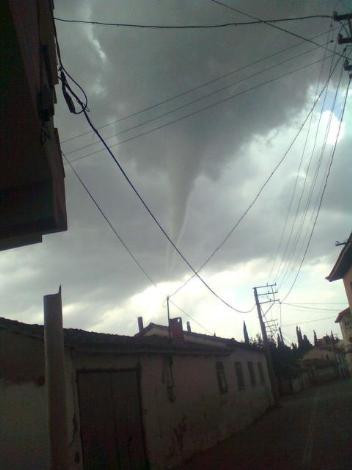 Hortum Akhisar'ı böyle vurdu - Resim: 1