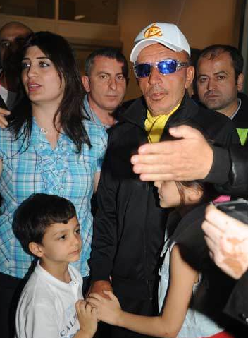 Survivor Mustafa'yı böyle karşıladılar - Resim: 4