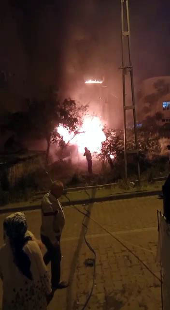 Avcılar'da bina alev topuna döndü canlarını zor kurtardılar - Resim: 0