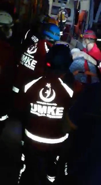 İzmir'de enkaz altına kalan 1 kadın daha yaralı olarak kurtarıldı - Resim: 0