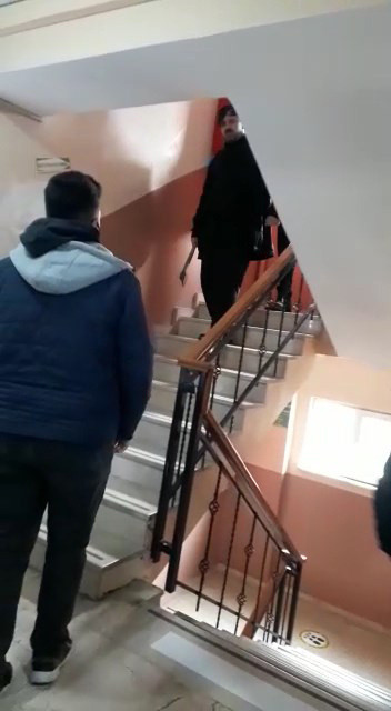 Kavga eden öğrencilerden birisi aradı babası baltayla okulu bastı dehşet anları kamerada - Resim: 0