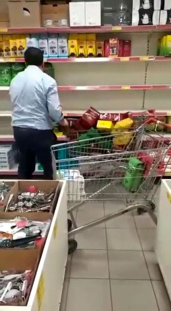 Çaya gelen zam sonrası market görevlisinin reyonları boşaltması görüntüleri olay oldu zabıta ceza kesti - Resim: 0