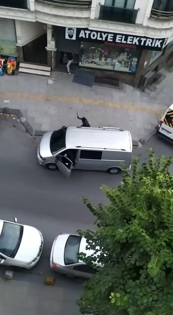 Arsız hırsızlar kendilerini uyaran vatandaşları satırla tehdit etti! Kameralar saniye saniye kaydetti - Resim: 2