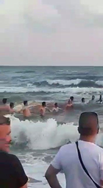 Hatay'da insan zinciri oluşturup boğulan kişiyi kurtardılar! İşte o anlar - Resim: 4