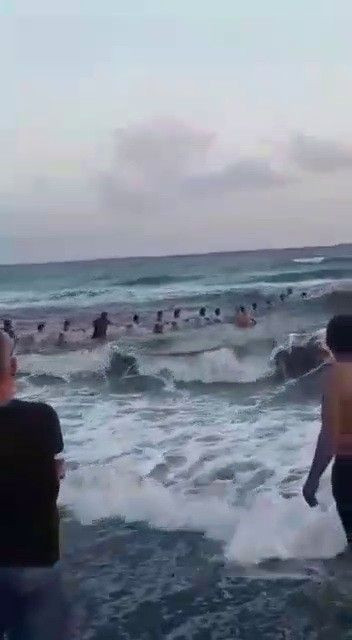 Hatay'da insan zinciri oluşturup boğulan kişiyi kurtardılar! İşte o anlar - Resim: 2