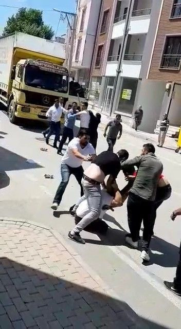 Beşik kertmesi gençler evlenmek istemeyince! Taşlı sopalı meydan kavgası çıktı - Resim: 1