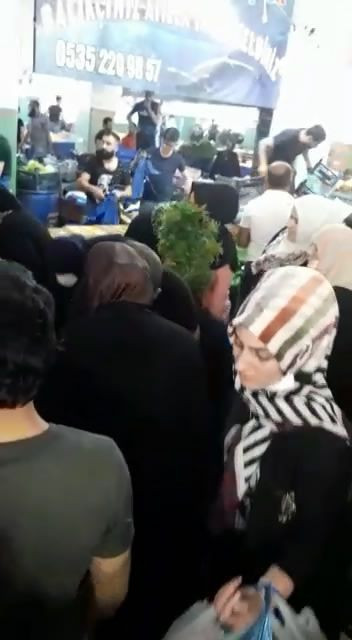 Esenyurt'ta pazarcı protestosu! Vatandaş dökülen sebzeleri kapış kapış topladı - Resim: 2