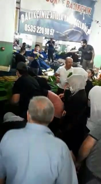 Esenyurt'ta pazarcı protestosu! Vatandaş dökülen sebzeleri kapış kapış topladı - Resim: 4