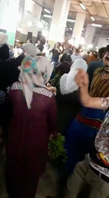 Esenyurt'ta pazarcı protestosu! Vatandaş dökülen sebzeleri kapış kapış topladı - Resim: 1