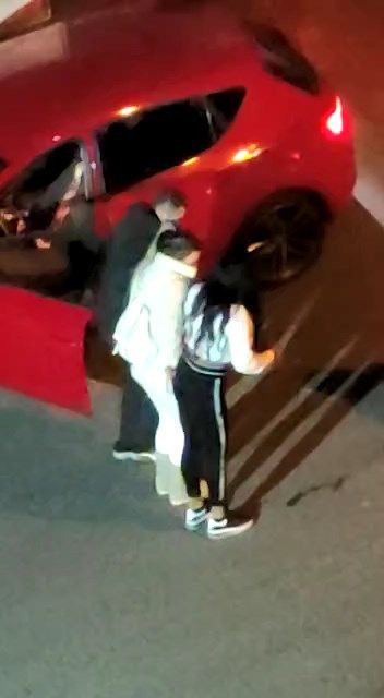 Zeytinburnu'nda şok görüntüler dans halay fuhuş... sokaklar prezervatiflerle dolu - Resim: 1