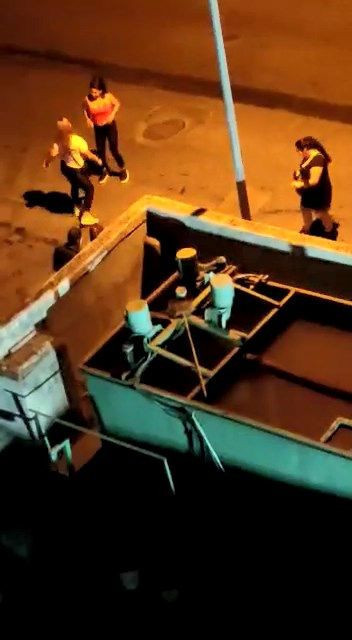 Zeytinburnu'nda şok görüntüler dans halay fuhuş... sokaklar prezervatiflerle dolu - Resim: 2