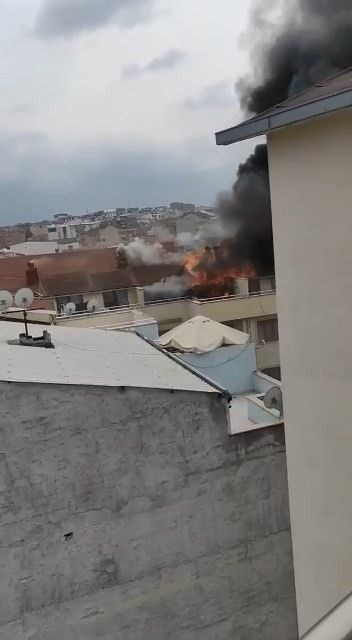 Bursa'da çatı katında çıkan yangında can pazarı - Resim: 2