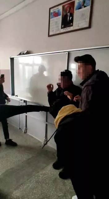 Liseli öğrenciler dehşeti yaşattı! Tekme tokat atıp dövdüler, şınav çektirip zorla oynattılar - Resim: 3