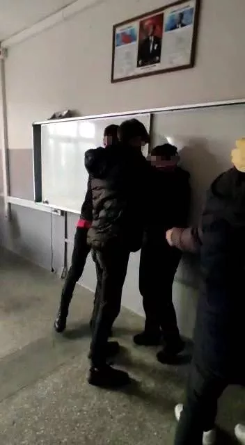 Liseli öğrenciler dehşeti yaşattı! Tekme tokat atıp dövdüler, şınav çektirip zorla oynattılar - Resim: 4