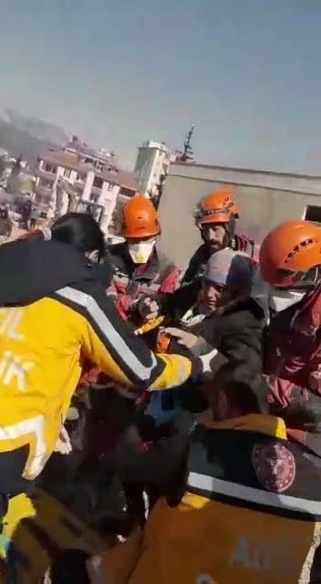 7 katlı binanın dibinde 9 gün yaşadılar! Öyle şeyler anlattı ki: "Tükürükle besledim, vazelin yedik" - Resim: 4