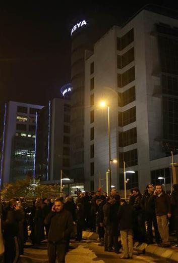 Bank Asya önünde geniş güvenlik önlemi - Resim: 2