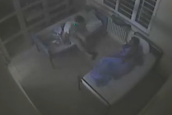 Oda arkadaşının gözlerini böyle oydu - Resim: 4