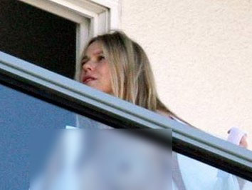 Balkonda çırılçıplak yakalandı! - Resim: 1