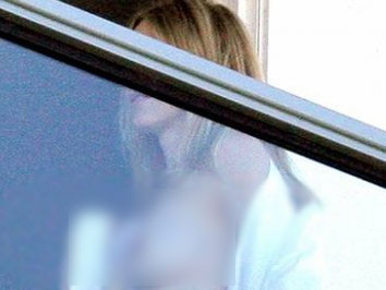 Balkonda çırılçıplak yakalandı! - Resim: 2