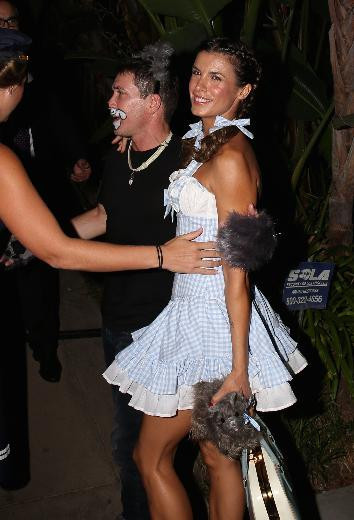 Cadılar bayramının üstsüz gelini - Resim: 3