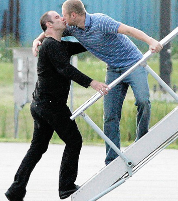 Erkek erkeğe öpüşürken yakalandı - Resim: 4