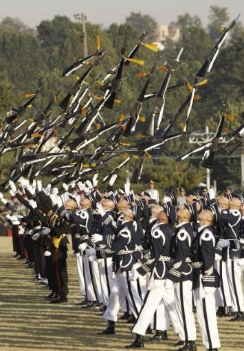 Bu askerler tehlike nedir bilmiyor! - Resim: 3