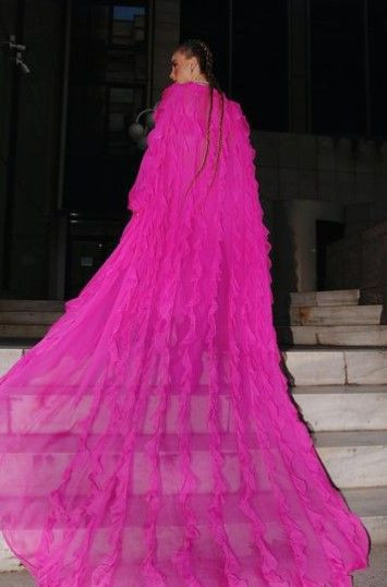 Serenay Sarıkaya'dan yürek hoplatan semt oturuşu pozu! Sizden öğrenecek değiliz - Resim: 4