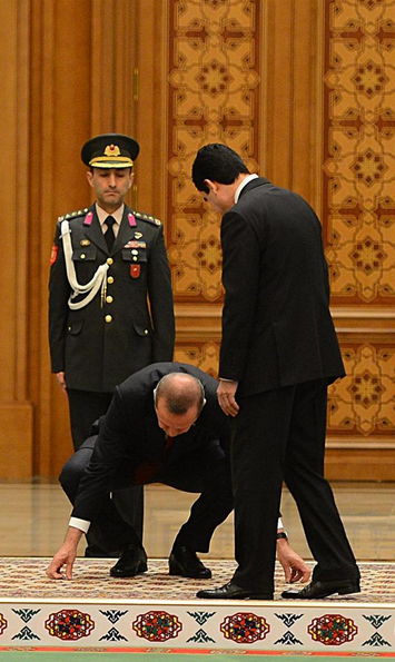 Erdoğan bayrakları yerden aldı protokol karıştı - Resim: 2