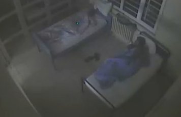 Oda arkadaşının gözlerini böyle oydu - Resim: 1