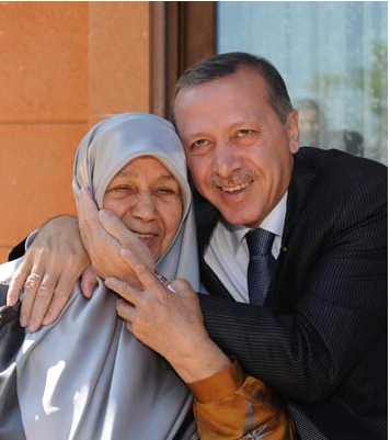 Annesine sevgisini böyle göstermişti - Resim: 2