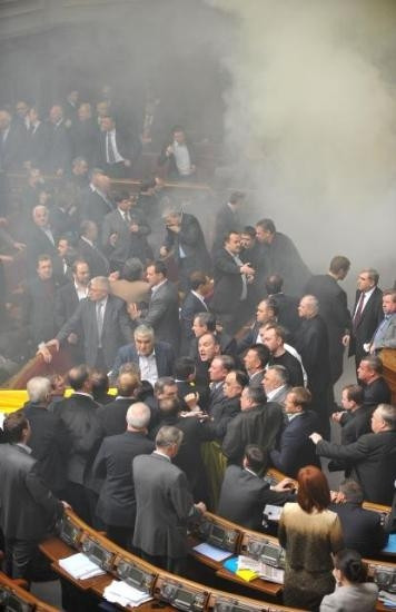 Parlemento'da yumruklar havada uçtu - Resim: 4