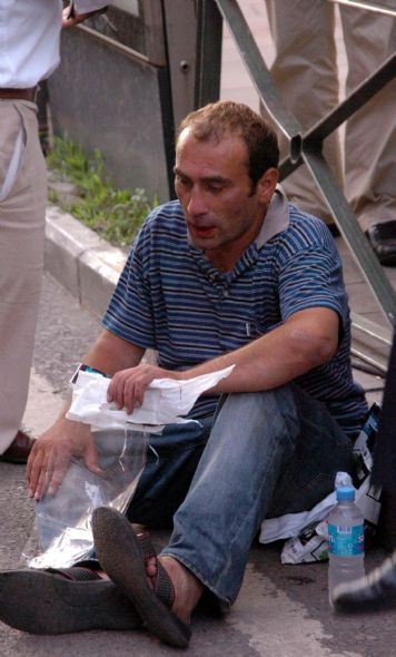 Sokak ortasında döve döve bayılttılar - Resim: 2