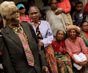 Ölülerini mezardan çıkarıp giydiriyorlar! - Resim: 1