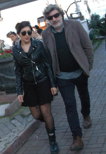 44 yaş küçük sevgilisiyle evleniyor - Resim: 2