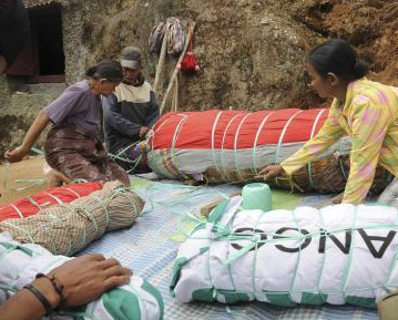 Ölülerini mezardan çıkarıp giydiriyorlar! - Resim: 4
