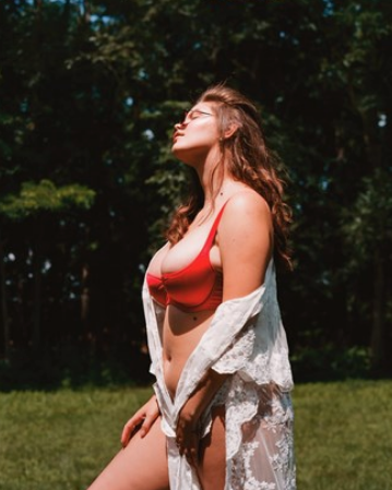 Playboy geleneğini bozan modelden aykırı pozlar - Resim: 1