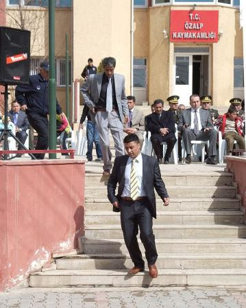 BDP'li başkandan askere protesto - Resim: 2