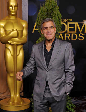 Ünlü oyuncu avucunu yaladı - Resim: 1