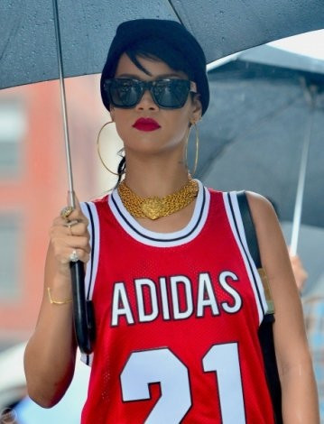 Rihanna şort giymeyi unuttu - Resim: 3