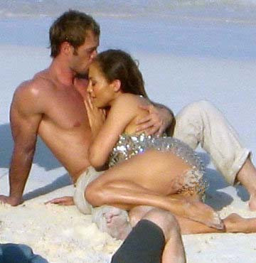 Ünlü yıldızın seksi klibi kriz yarattı - Resim: 4