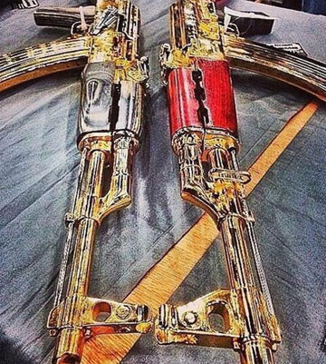 Görgüsüzlük savaşı! Altın silahlar, çıplak modeller, lüks araçlar ve para... - Resim: 4