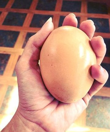 Böylesi ne görüldü ne duyuldu marketten aldığı devasa yumurtayı kırınca... - Resim: 2