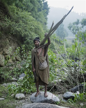 Maymun eti yiyorlar ölülerini dik gömüyorlar işte dünyanın en ilkel kabilesi  - Resim: 1