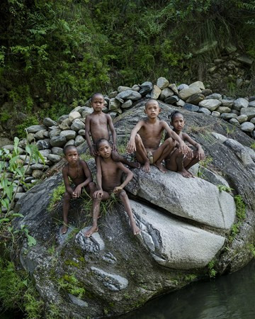 Maymun eti yiyorlar ölülerini dik gömüyorlar işte dünyanın en ilkel kabilesi  - Resim: 2