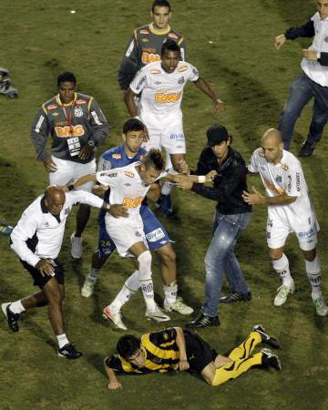 Topa değil birbirlerine vurdular - Resim: 2