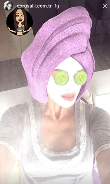 Adriana Lima'nın bile yüzünde maskesi var! - Resim: 1