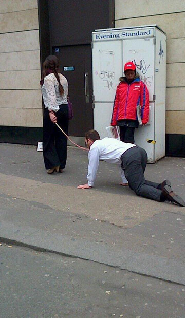 Sokakta 'tasmalı adam' bilmecesi - Resim: 4