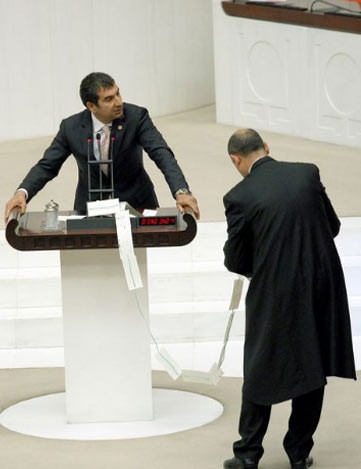 Meclis kürsüsünde 'çek'li eylem - Resim: 3